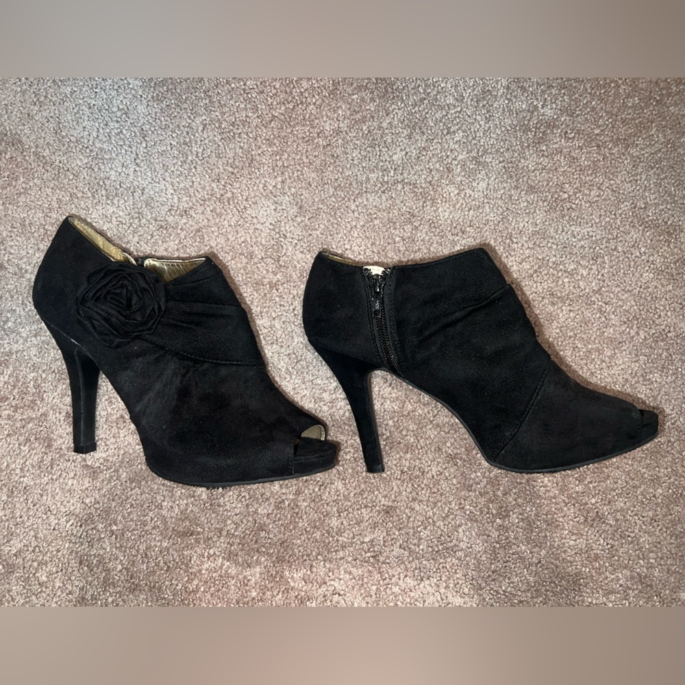 Massimo brand size 8, open toe, side zip, suede black, booties.